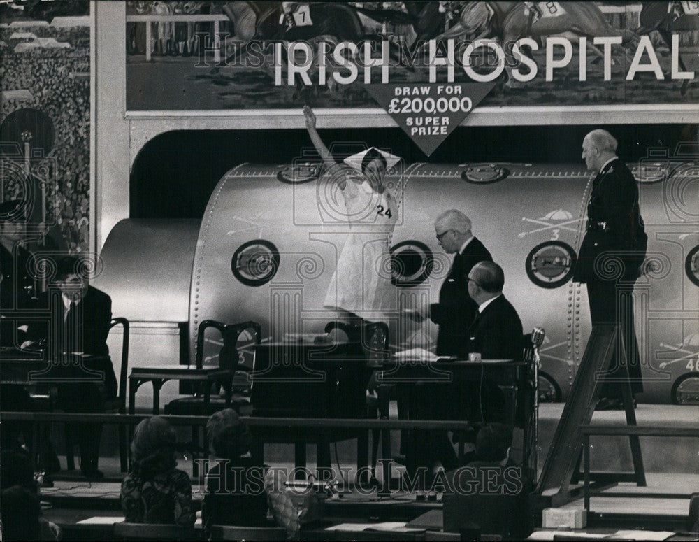 1971 Irish Hospital’s Sweeps Stakes Draw on Irish Sweeps - Historic Images