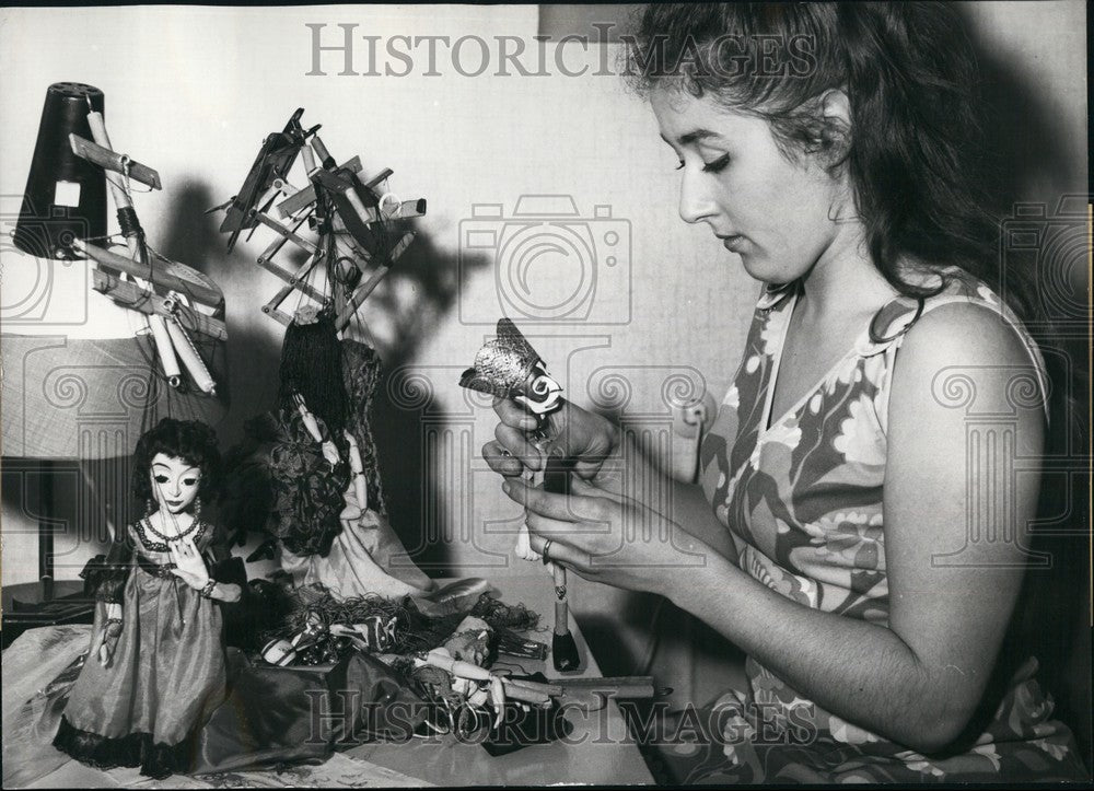 1970, Adelheid Lack-Rabien plays with puppets - KSB60163 - Historic Images