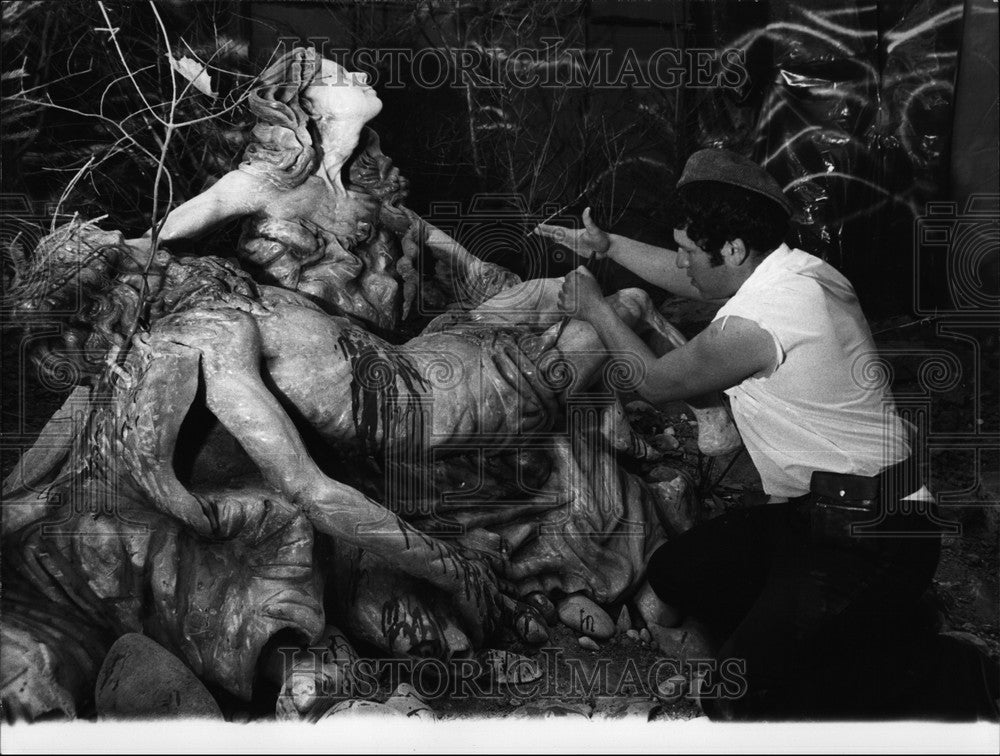 1974 Press Photo Italian sculptor Carangelo carving his Pieta - Historic Images