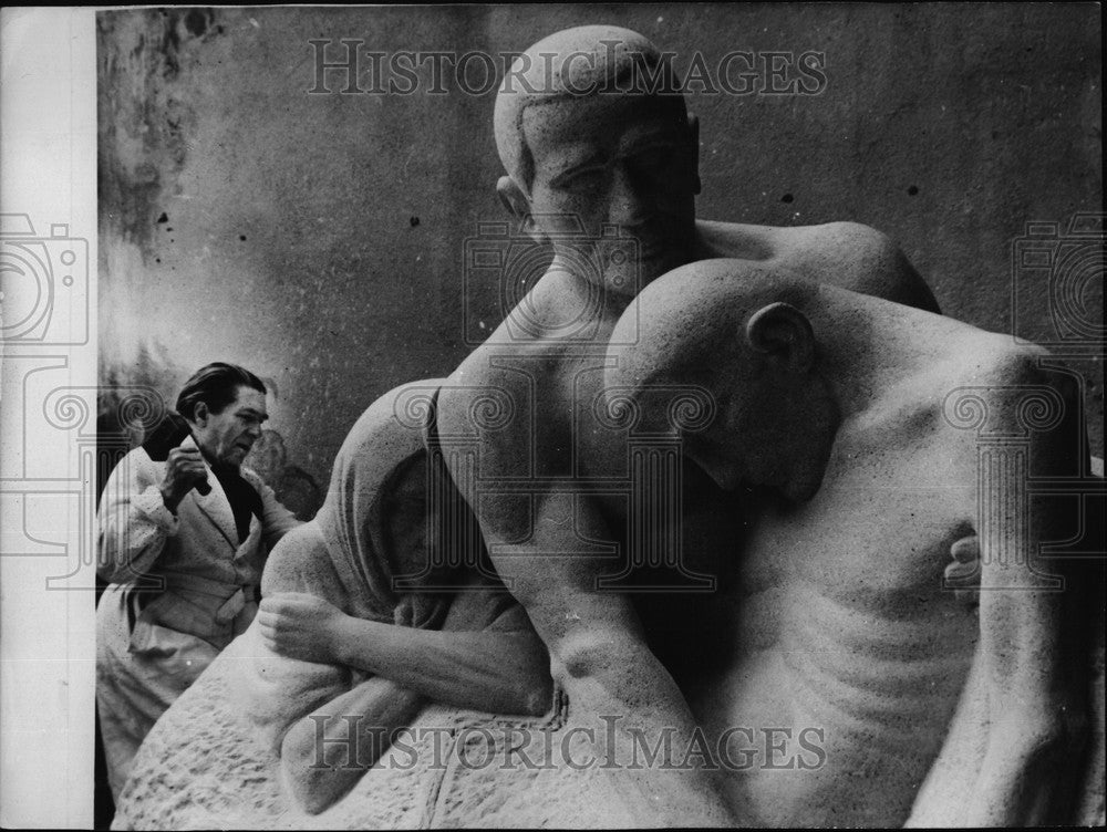 1955 Press Photo Monument Sculpture Davoine Victims Concentration Camp Exhibit-Historic Images