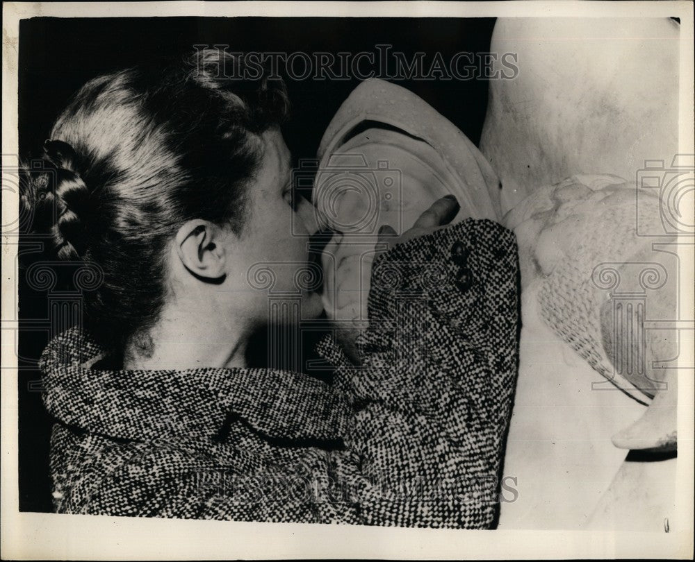 1956, Famous Italian Statue To Be "Fenced In" Want To Avoid Traces - Historic Images