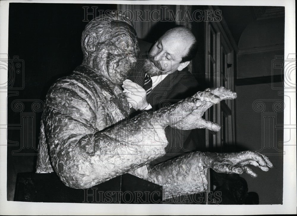 1960 Press Photo Anthony Gray Sculptor Artist Bronze Plaster Benno Moiseiwitsch - Historic Images