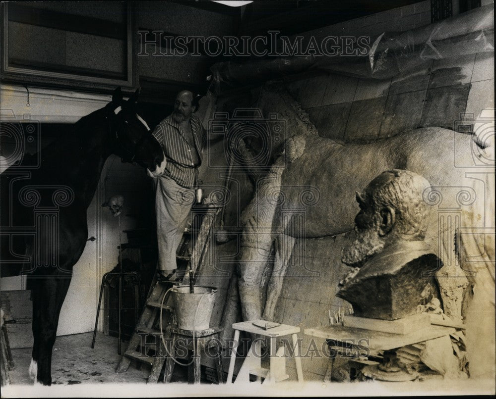 Press Photo Anthony Gray Sculptor Works Studio Jerry Live Horse Model Stamford-Historic Images