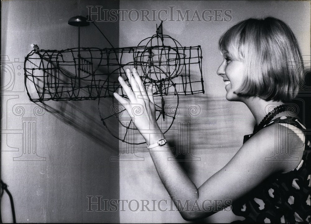 1964, The works of the sculpture Harry Kramer - KSB60423 - Historic Images