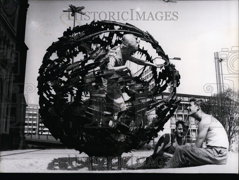 1964 Press Photo Artwork by Sculptor Frederich Werthmann - KSB60427-Historic Images