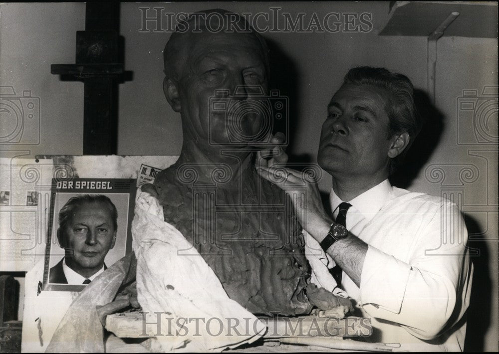 1967 Grevin Sculptor Barbieri Works On Chancellor Kiessinger Bust - Historic Images