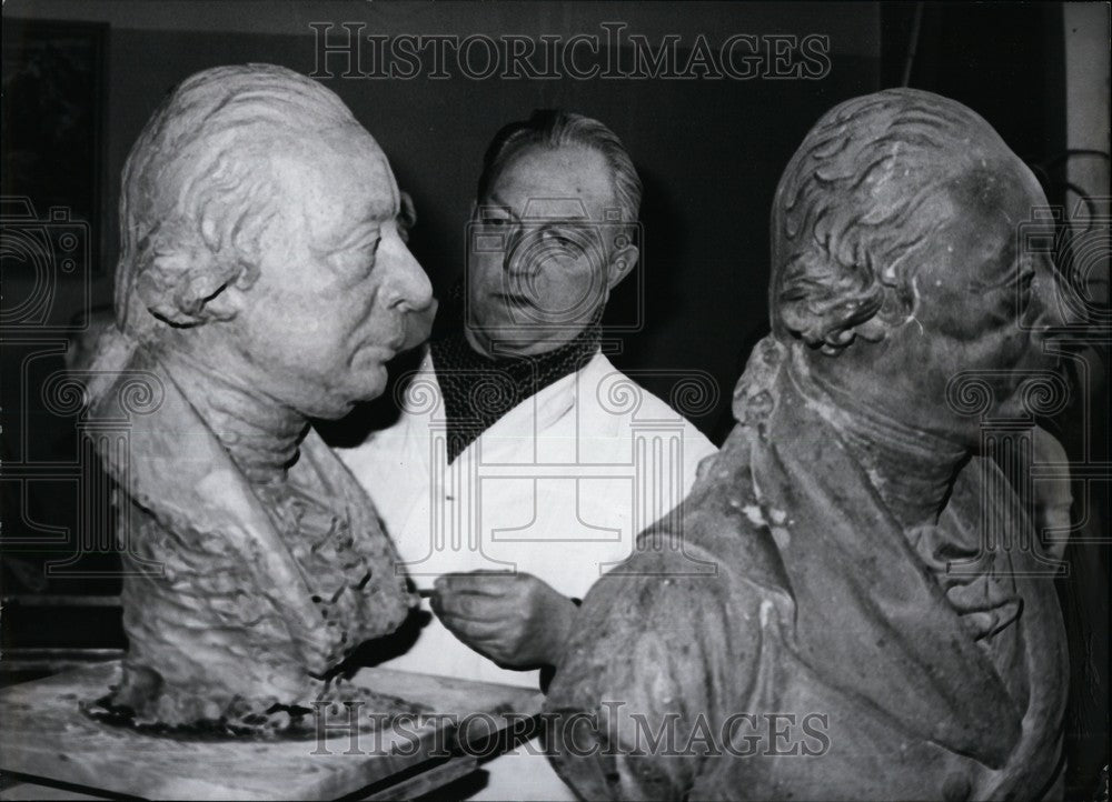 Press Photo Sculptor Works On Busts Sculptures Art Artist - KSB60523 - Historic Images