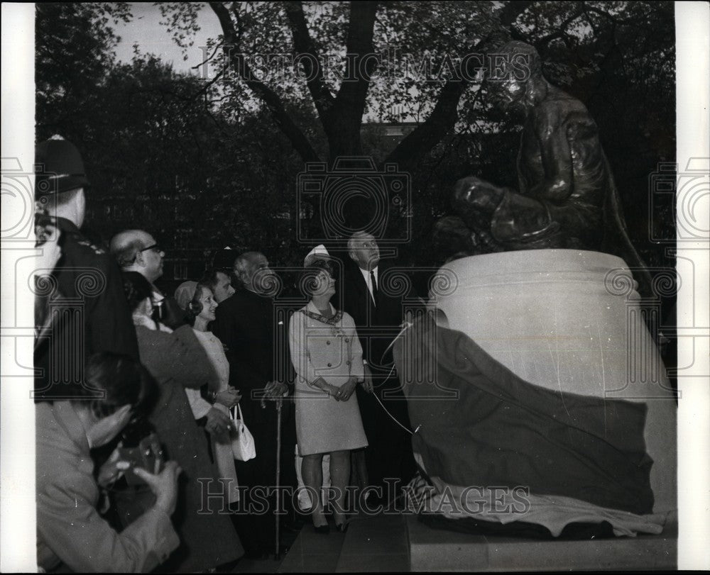 1968, Prime Minister Harold Wilson & Statue to Mahatma Gandhi - Historic Images