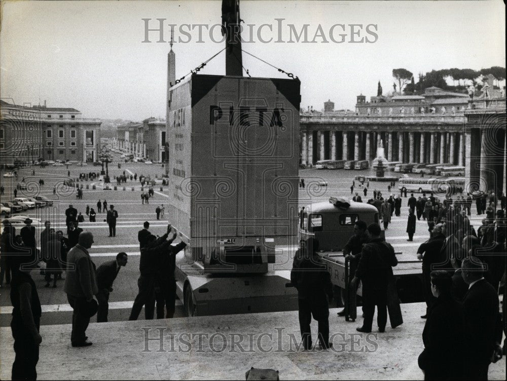 1964 famous statue of "Peita" di Michelangelo that is going to USA - Historic Images