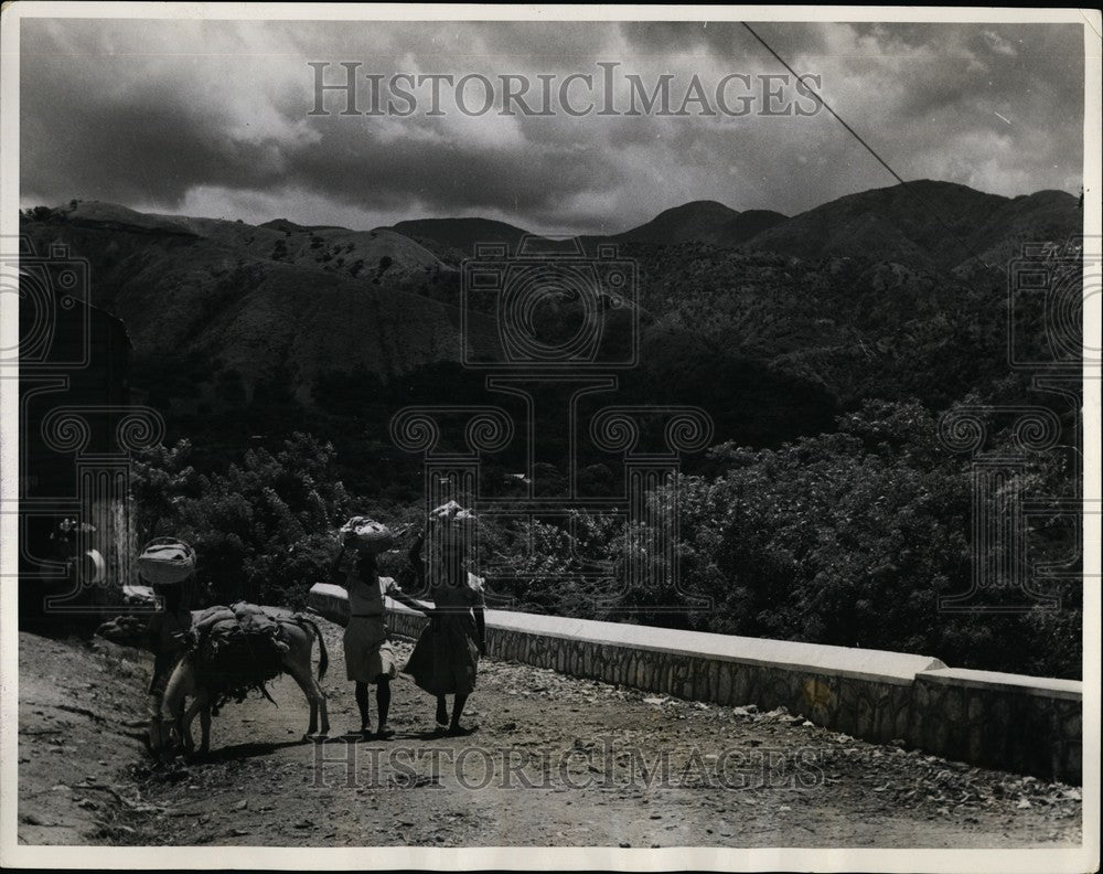 Press Photo Mother brings the children and the family "burro" to market - Historic Images