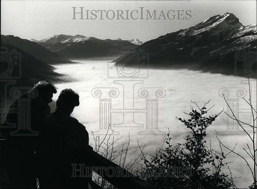 1989 Press Photo towns and villages in the Swiss lowlands are covered in mist - Historic Images