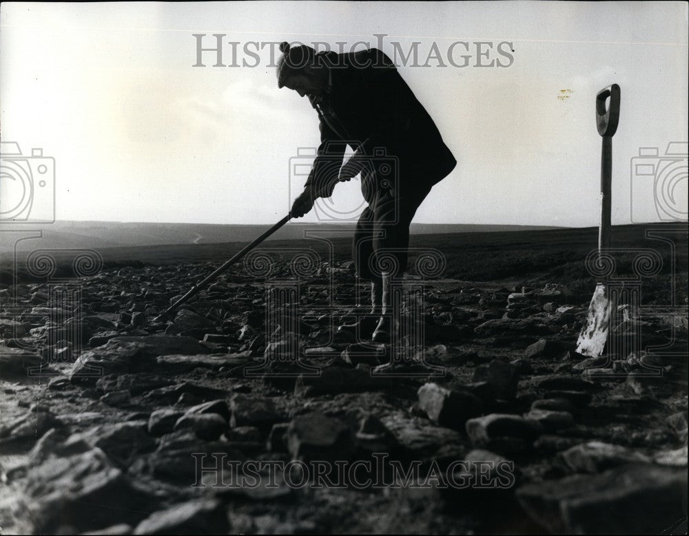 Press Photo Mr. Geoffrey Hugill Working - KSB60931 - Historic Images