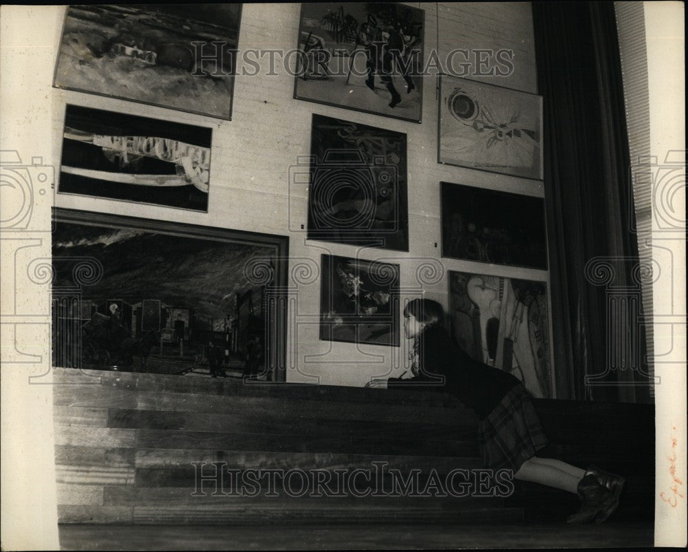1963 Press Photo Jamie Anderson Studies Paintings Royal College Art Gallery - Historic Images