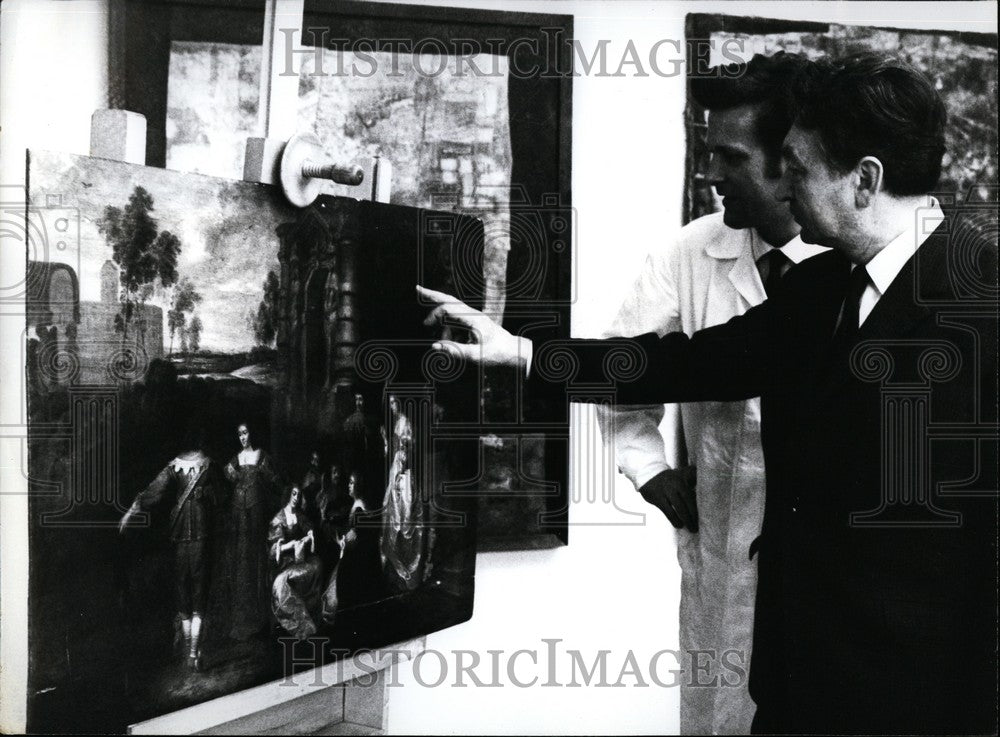 1971, Jiri Koudelko & Jaroslav Mraz Discuss Possible Rubens Painting - Historic Images