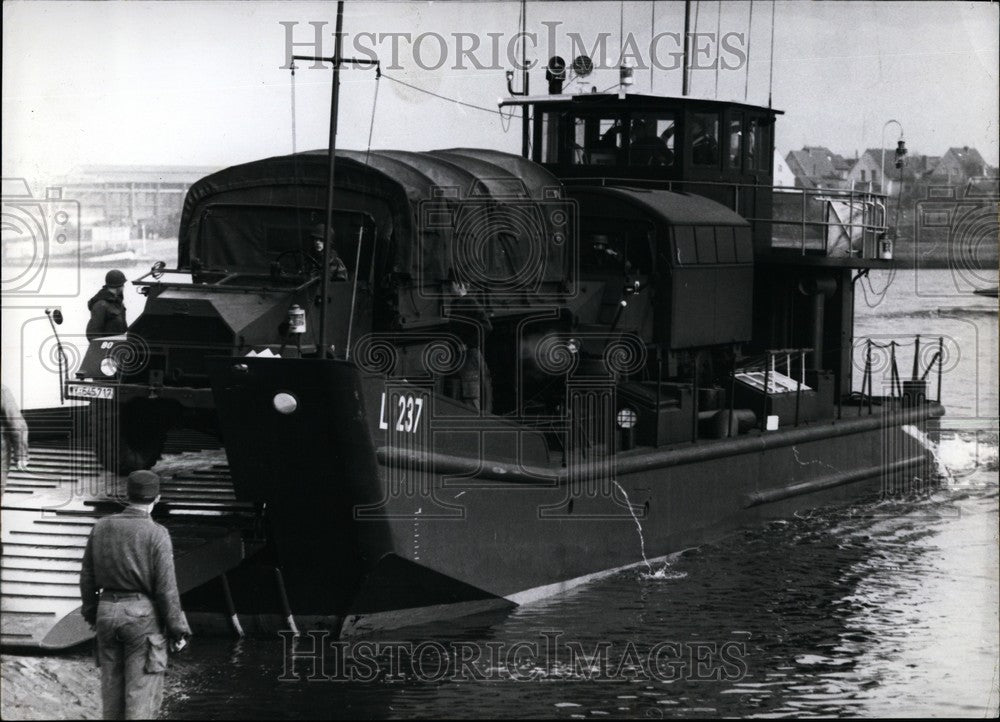 1960 Press Photo German Army Vehicles Leave The Boat Near Bonn Quickly-Historic Images