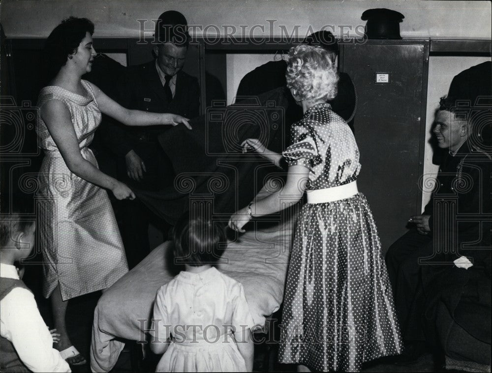 1958 Press Photo Visitors Try To Learn How To Make A Proper Soldier&#39;s Bed-Historic Images