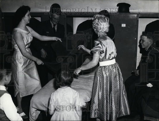 1958 Press Photo Visitors Try To Learn How To Make A Proper Soldier's Bed-Historic Images