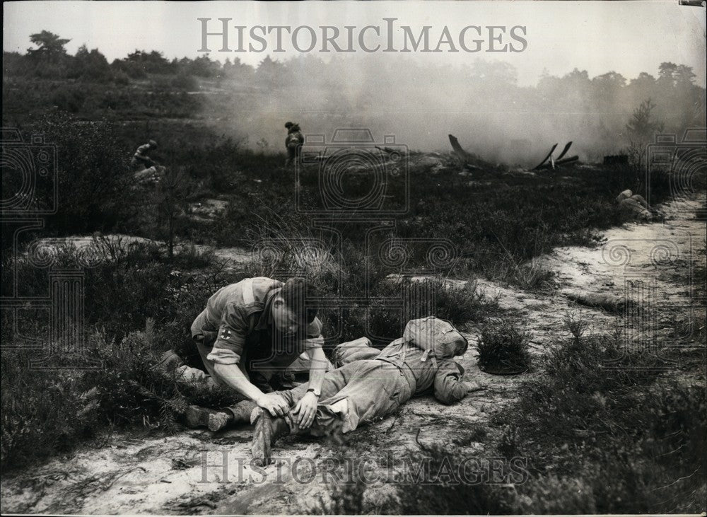 1958 Press Photo R.A.M.C Member Attends To A Casualty After A Nuclear Strike-Historic Images