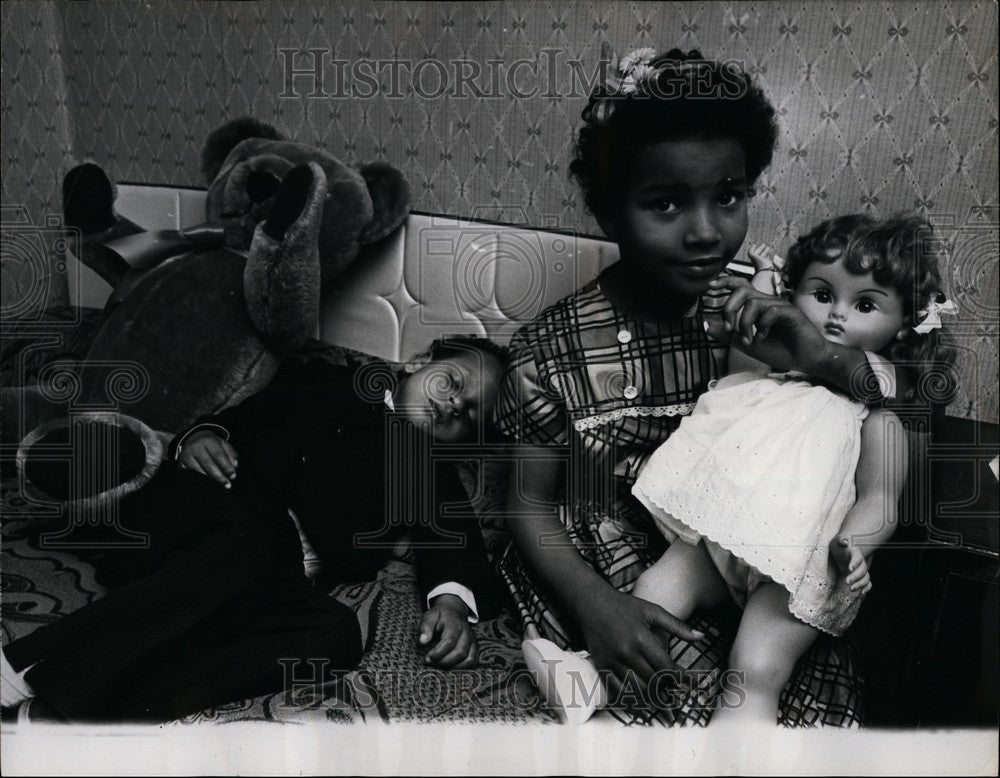 1965 David And Juliana Adebona Return Home After Bunker Episode - Historic Images