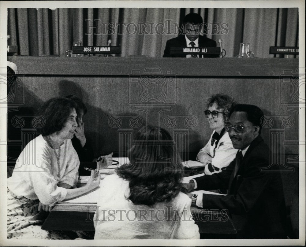 Press Photo Muhamad Ali Sits In A Room While Others Talk - Historic Images