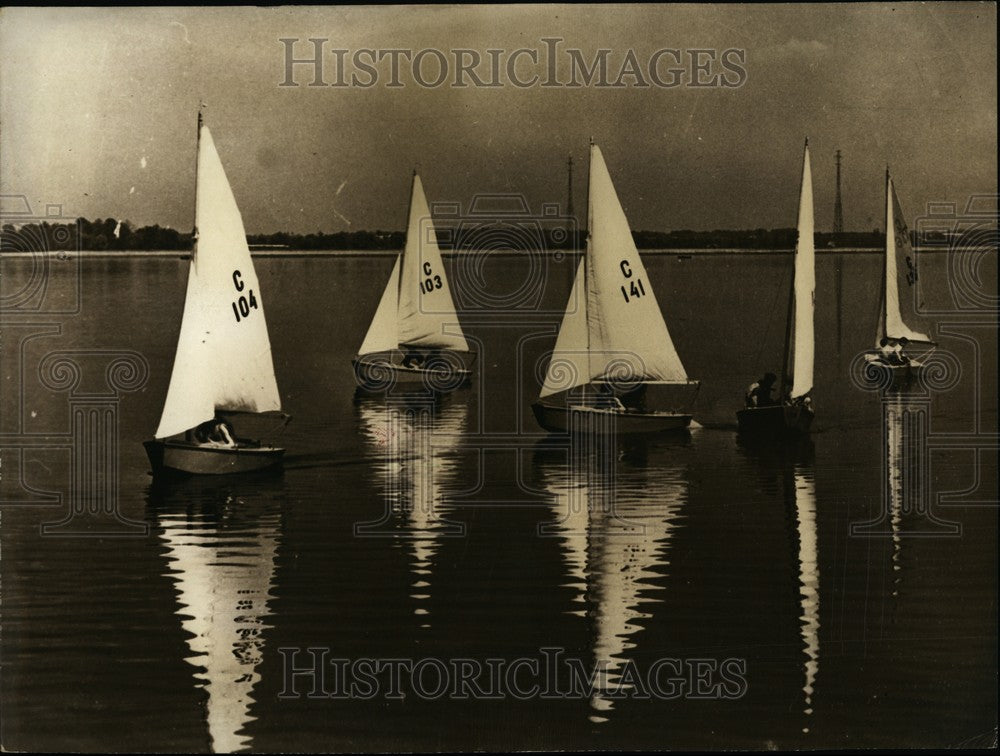 Press Photo Sportsmen in their yachts - Historic Images