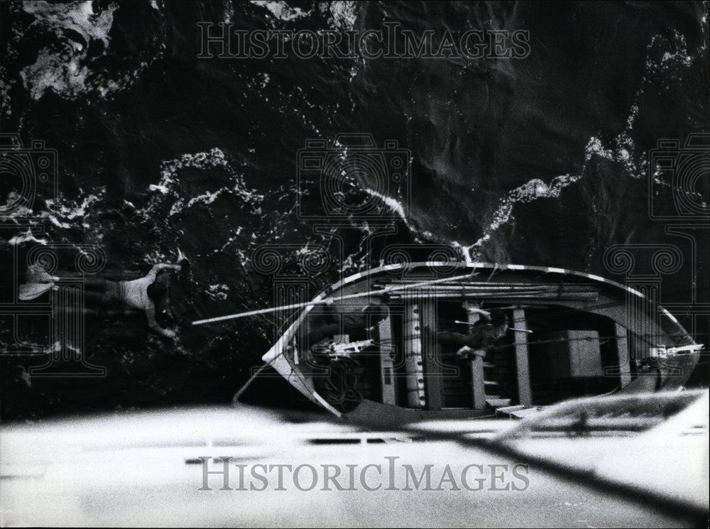 Press Photo Lifeboat in the water next to a ship - Historic Images