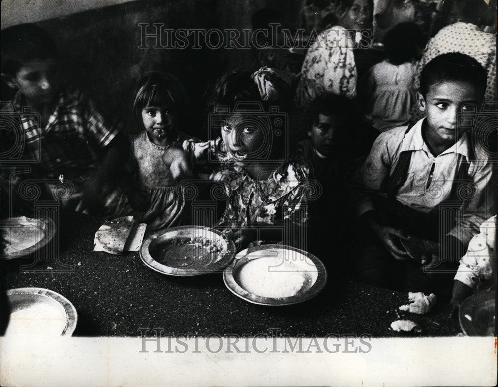 Press Photo Refugees in camps have communal meal - Historic Images