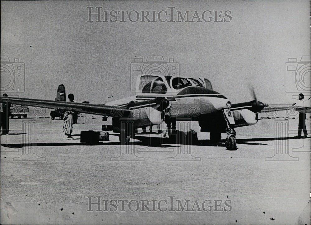 Press Photo A Plane On The Ground With Propellers Whirring - Historic Images