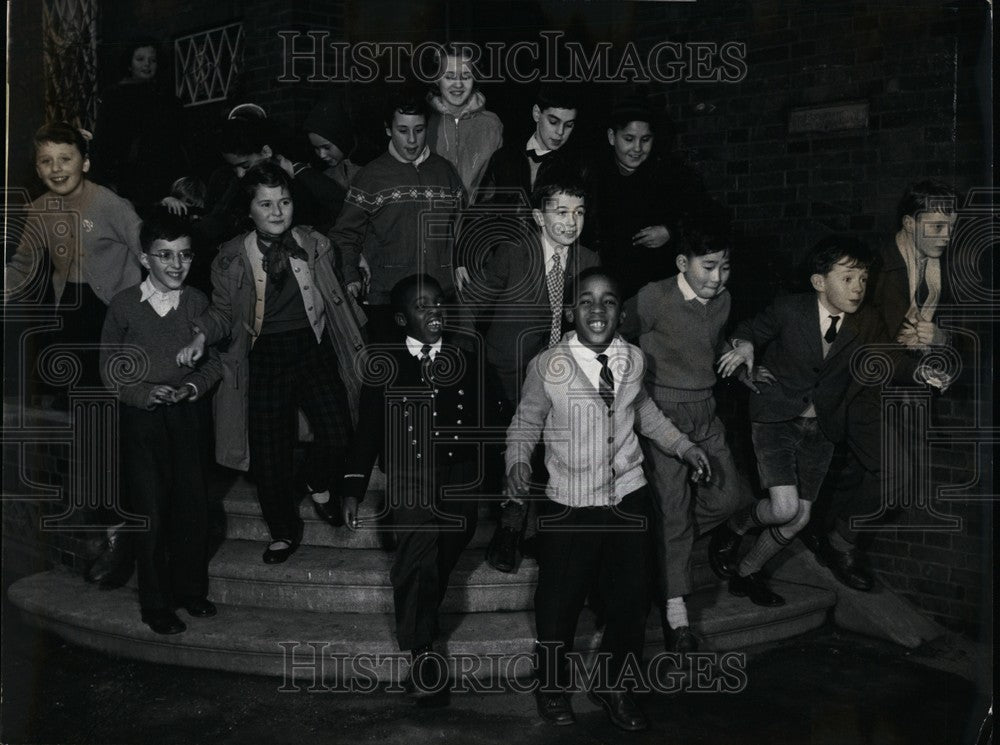 Press Photo A Group Of Children Outside On Steps - KSB61269 - Historic Images
