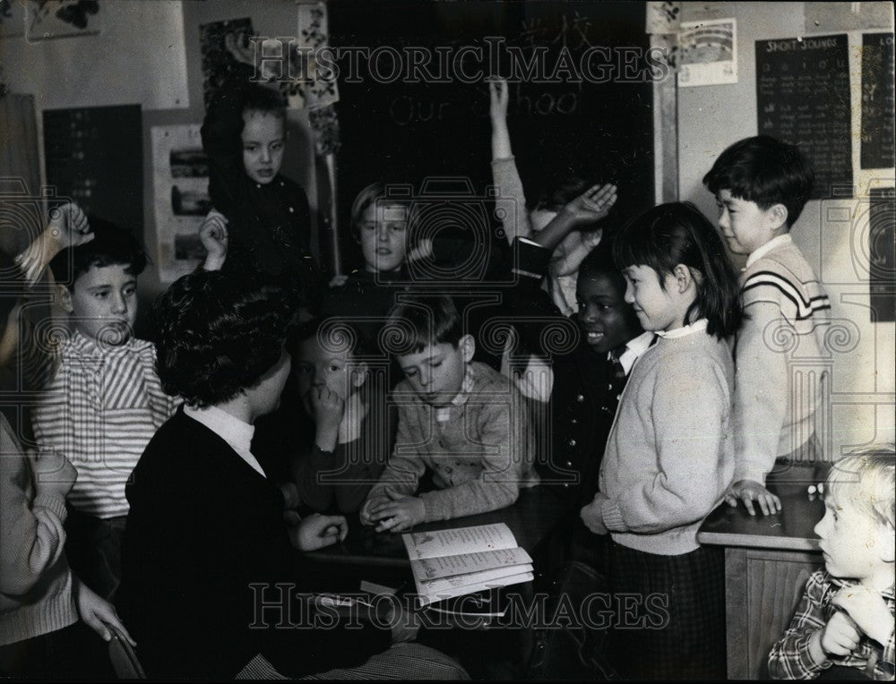 Press Photo Children Raise Their Hands In Class - KSB61273 - Historic Images