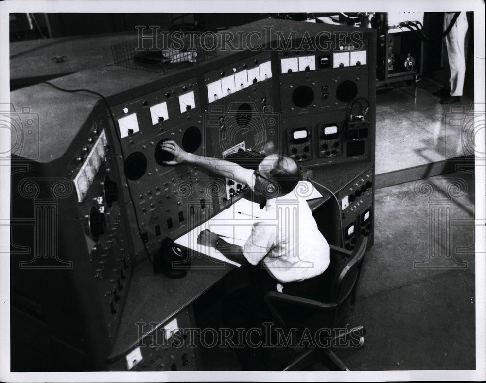 1958 Press Photo High Peak Microwave Equipment at the Cornell Aeronautical Lab - Historic Images