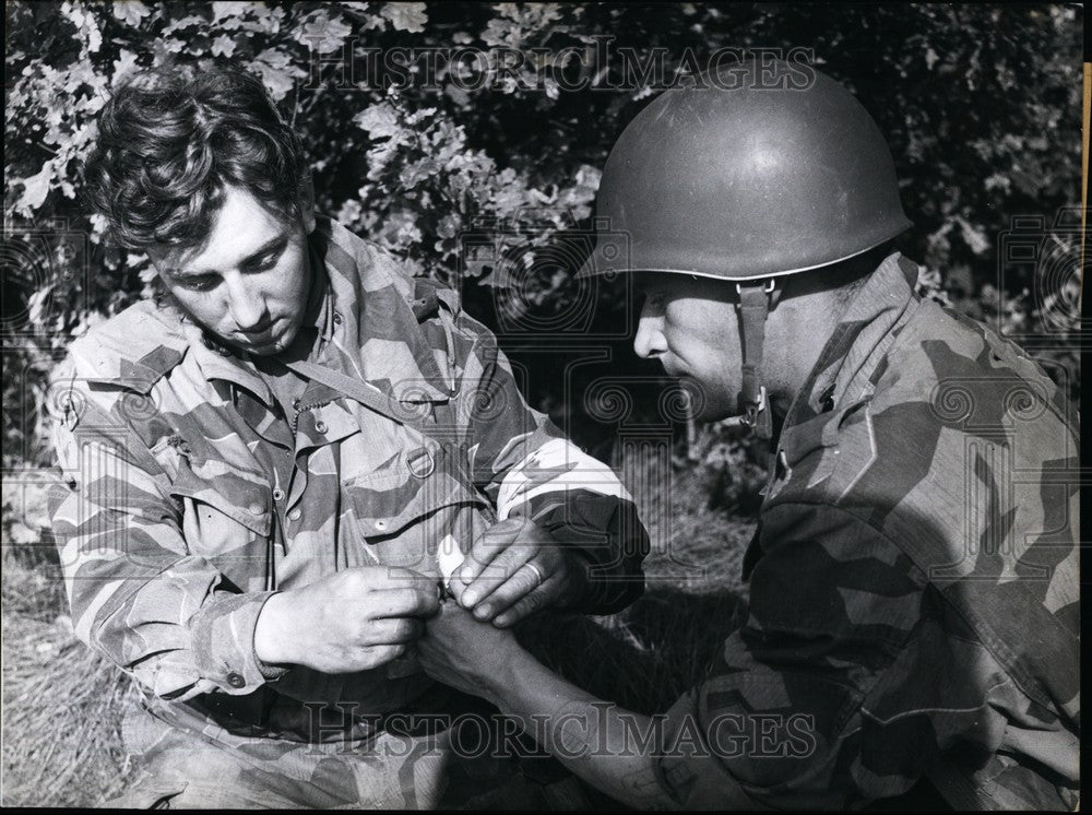 1958 Press Photo A Wounded Soldier Gets The First Help In North German Maneuvers - Historic Images