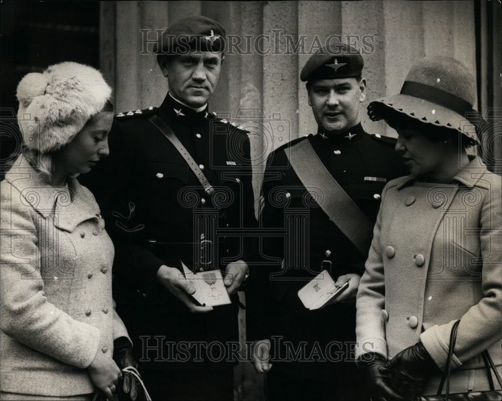 1967, Parachute Regiment Atlantic Oarsmen Receive Awards - KSB61333 - Historic Images