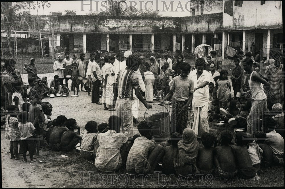 Press Photo Refugees at Azimpur Wait For Food - Historic Images