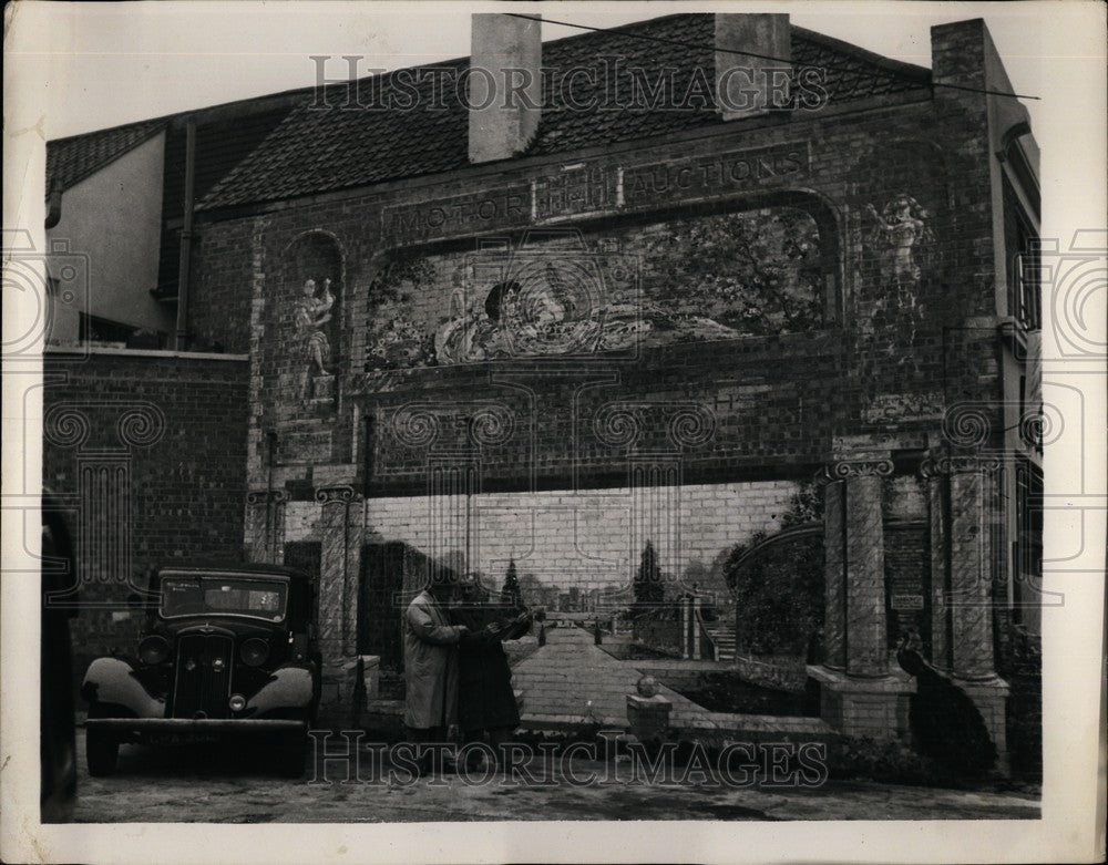 Press Photo Mr. CV. Gray, its owner & the artists who painted it Mr.J Stephenson-Historic Images