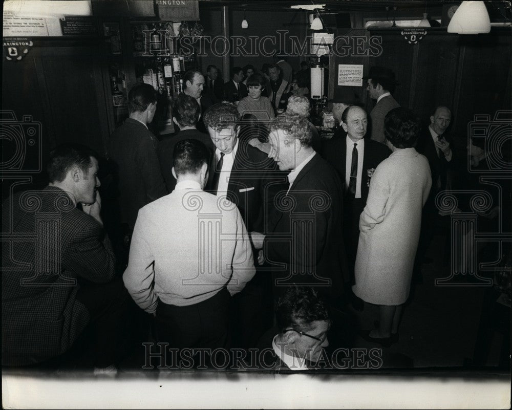 Press Photo Inside an English Pubin London - KSB61521 - Historic Images