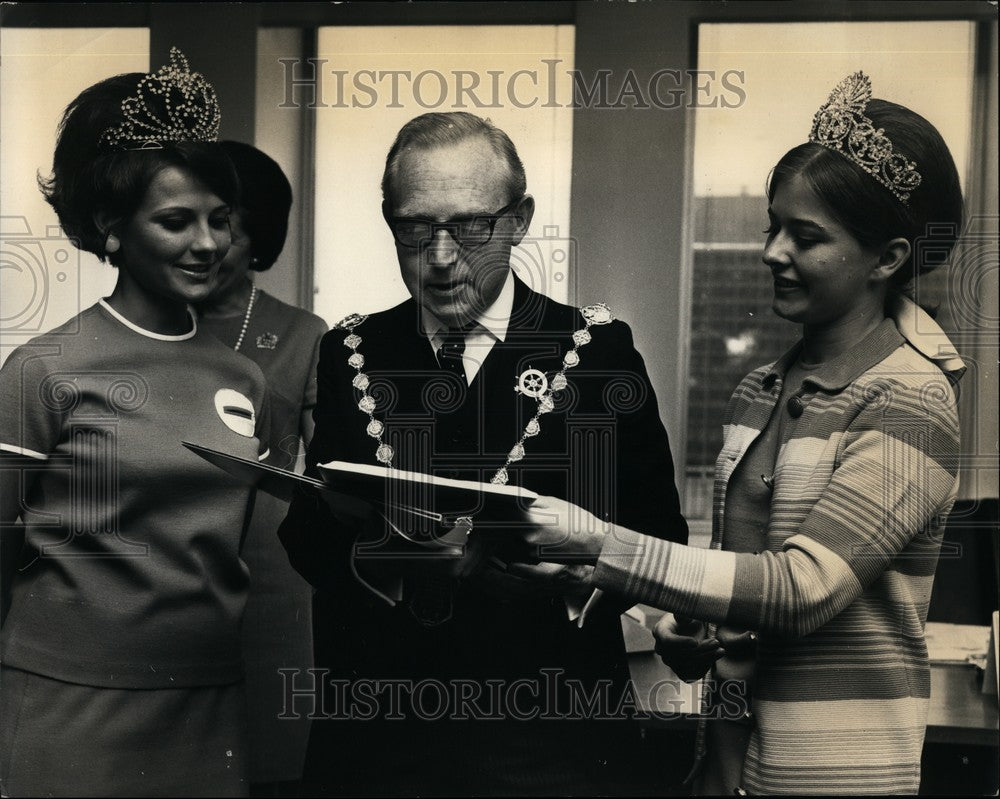 1969 Press Photo &quot;Twin Cities&quot; Beauty Queen in London - KSB61529-Historic Images