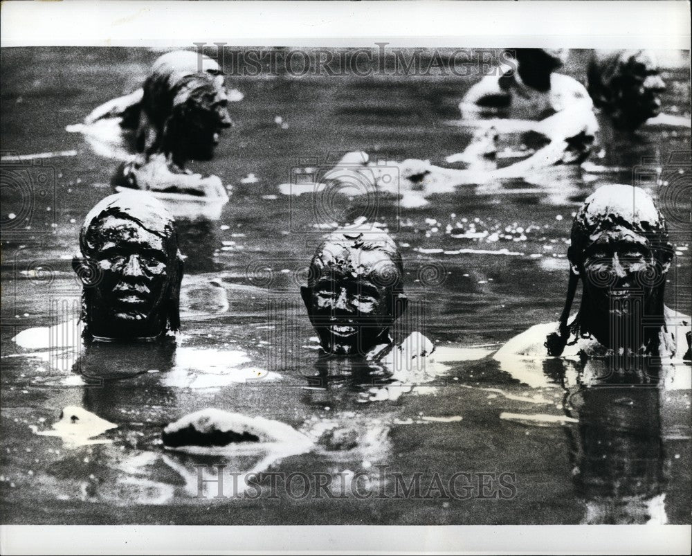 1973 Press Photo People enjoying every moment of their cozy mud  bath - Historic Images