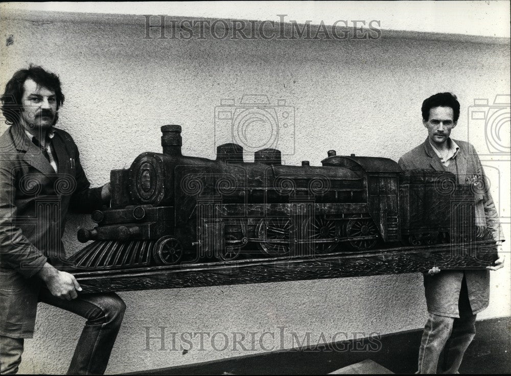 1984 Press Photo Steam Locomotive made Wood Josef Zenklusen &amp; Guy Richard - Historic Images