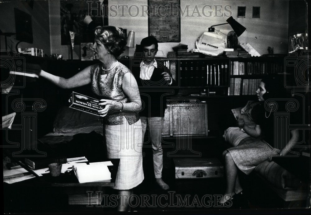 Press Photo Madame Bluebell, Margaret Kelly with Her Children Joan & Florence - Historic Images