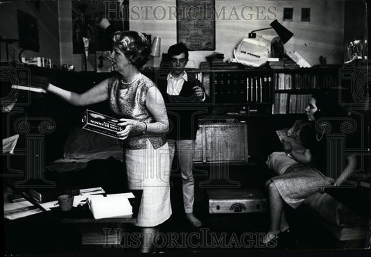 Press Photo Madame Bluebell, Margaret Kelly with Her Children Joan & Florence - Historic Images