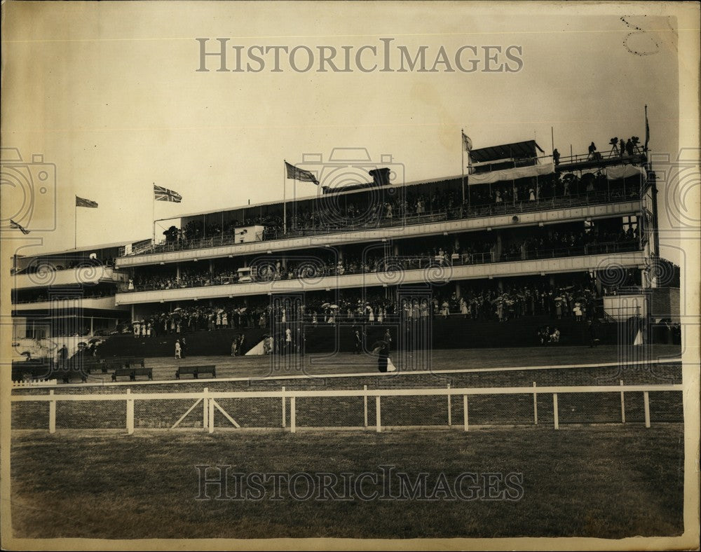 1957 Press Photo Deserted Lawns at Ascot during storm before race - KSB61879-Historic Images