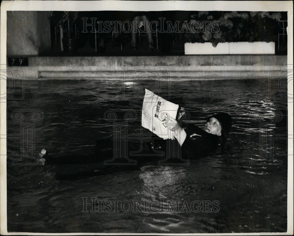 1958 Press Photo Lifesaving Equipment Demonstrated In London - KSB61965-Historic Images