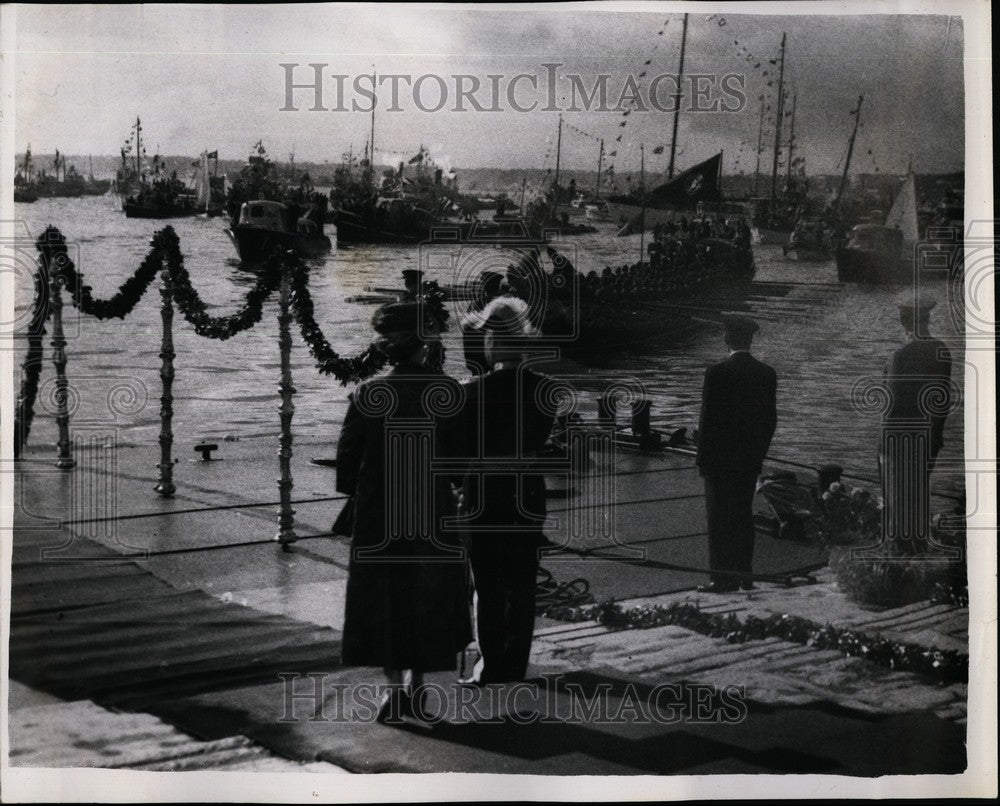 1957 Press Photo Queen Elizabeth, Duke of Edinburgh, Arrival at Quayside, Lisbon - Historic Images