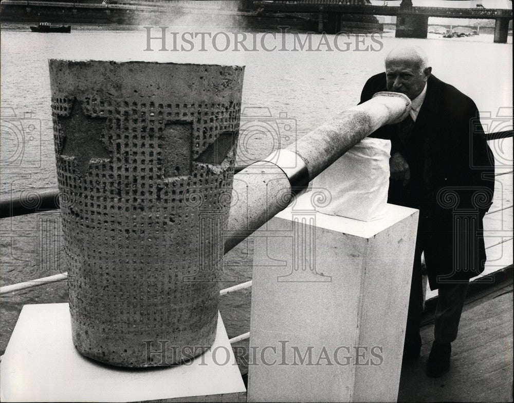 1972 Press Photo  Lord Shinwell &  Biggest Pipe In The World - Historic Images