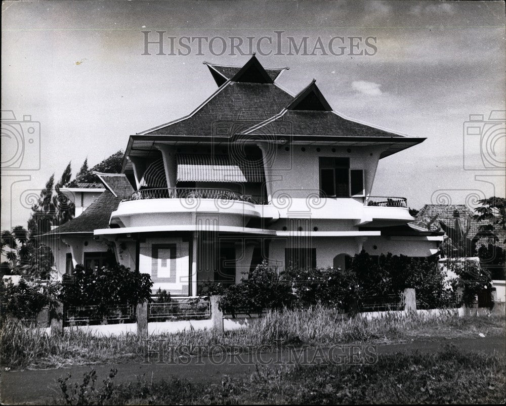 Press Photo Traditional Central Sumatran Home, Modern Version - KSB62127 - Historic Images