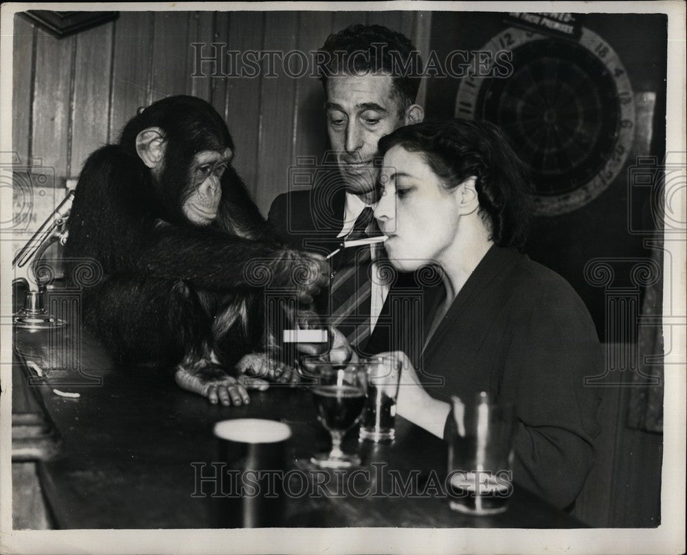 1953 Press Photo gets cig light from a monkey - KSB62147 - Historic Images