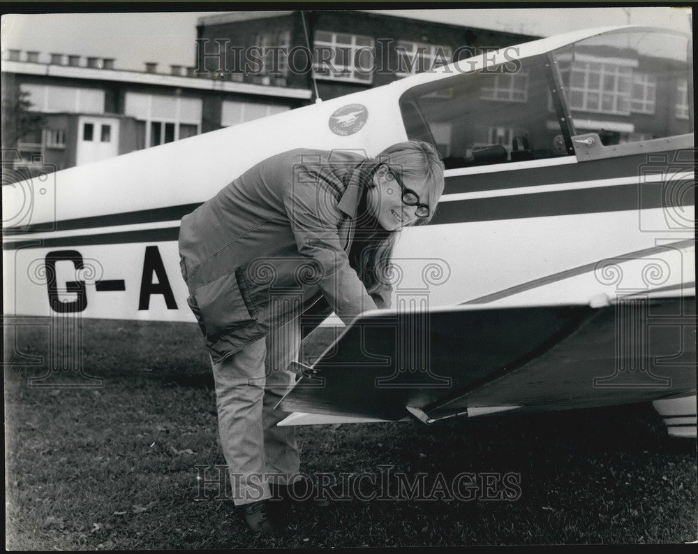 Press Photo Rosalind, Rochester Airport - Historic Images