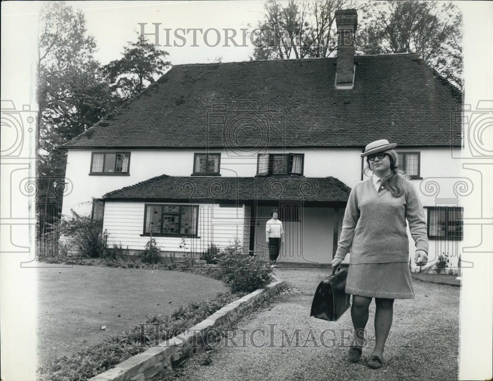 Press Photo Rosalind gets off for Tonbridge Grammar School - KSB62295-Historic Images