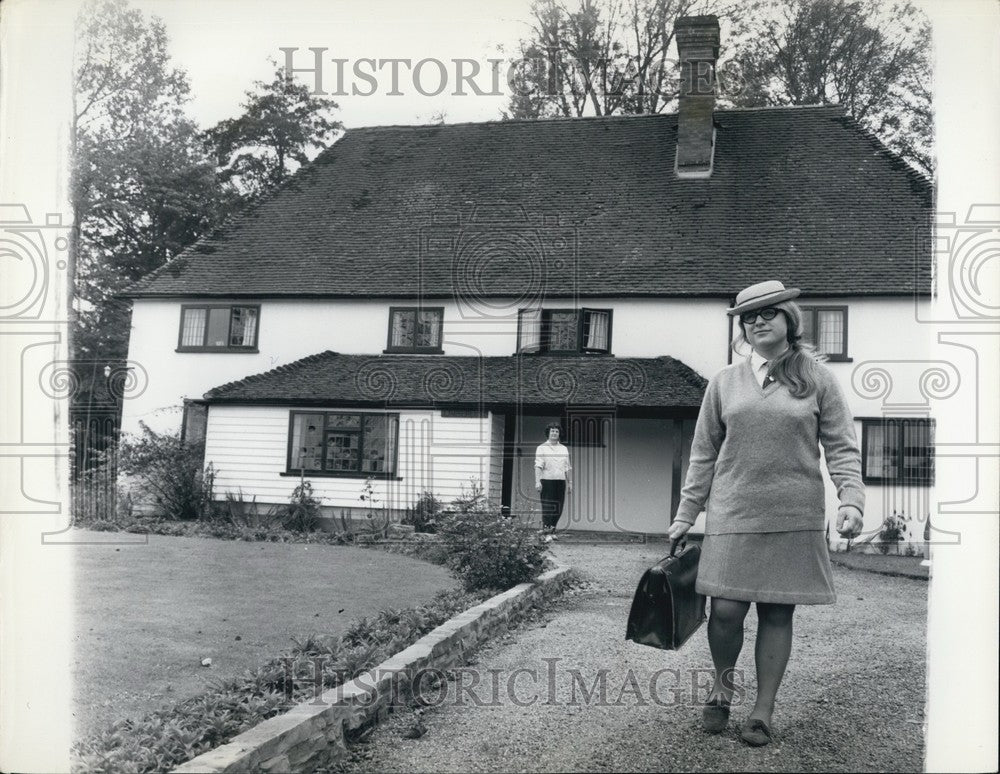 Press Photo Rosalind gets off for Tonbridge Grammar School - Historic Images